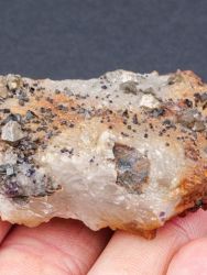 Scheelit, fluorit, křemen