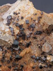 Scheelit, fluorit, křemen